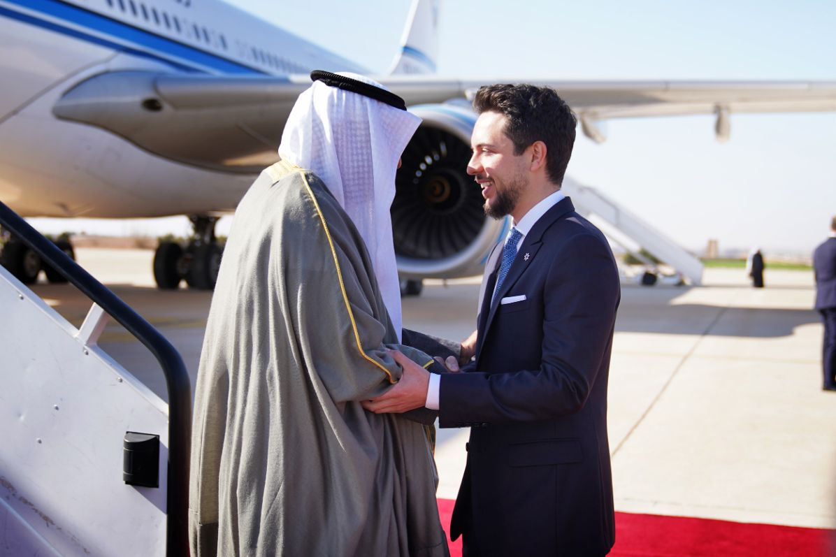 ولي العهد يستقبل رئيس مجلس الوزراء الكويتي لدى وصوله المملكة