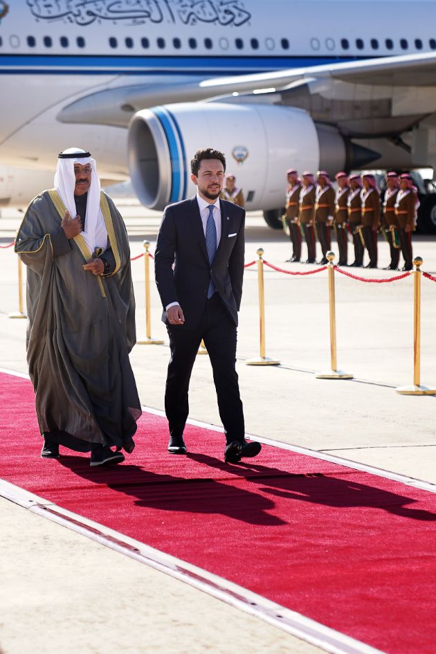 ولي العهد يستقبل رئيس مجلس الوزراء الكويتي لدى وصوله المملكة