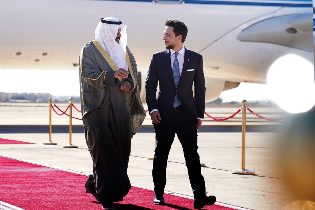 ولي العهد يستقبل رئيس مجلس الوزراء الكويتي لدى وصوله المملكة
