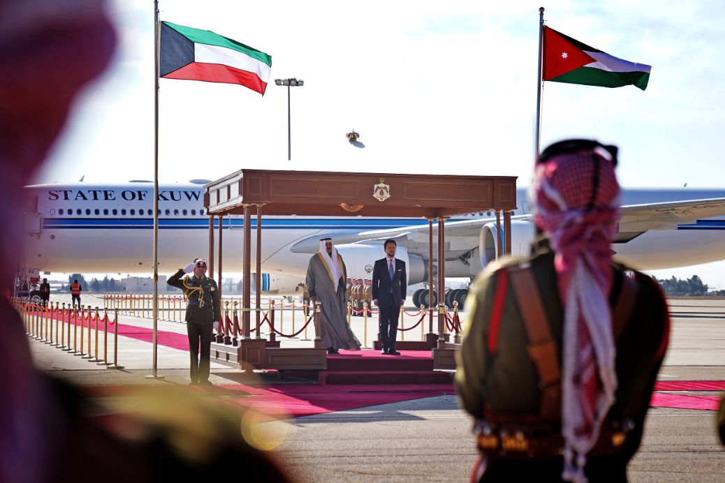 ولي العهد يستقبل رئيس مجلس الوزراء الكويتي لدى وصوله المملكة