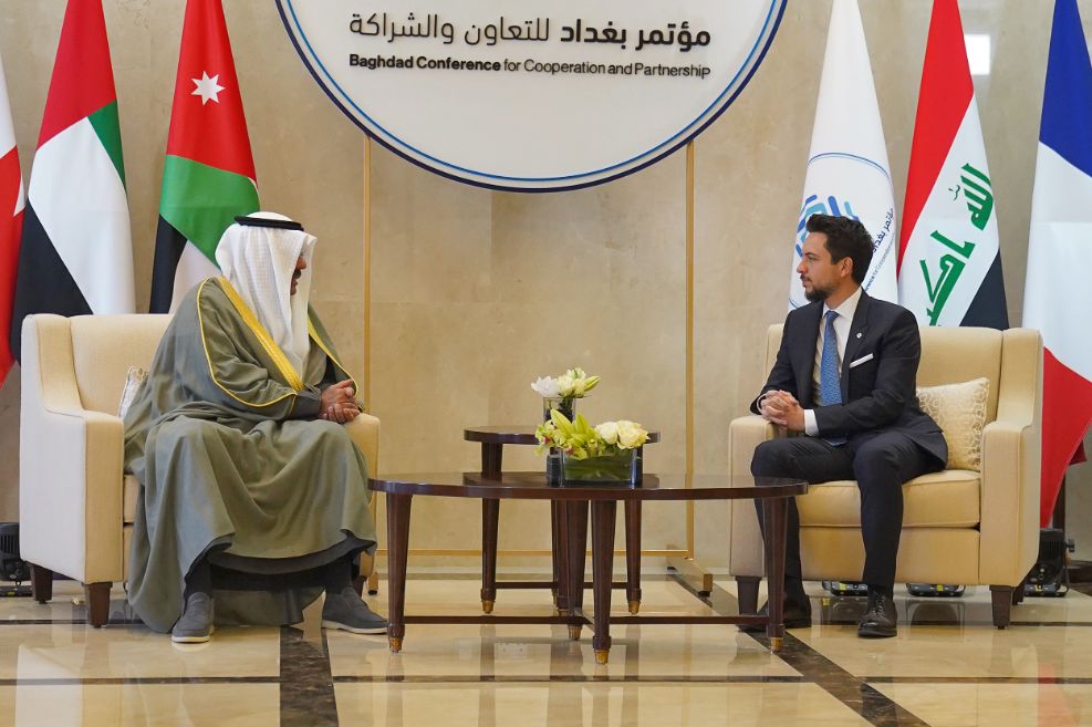 ولي العهد يستقبل رئيس مجلس الوزراء الكويتي لدى وصوله المملكة