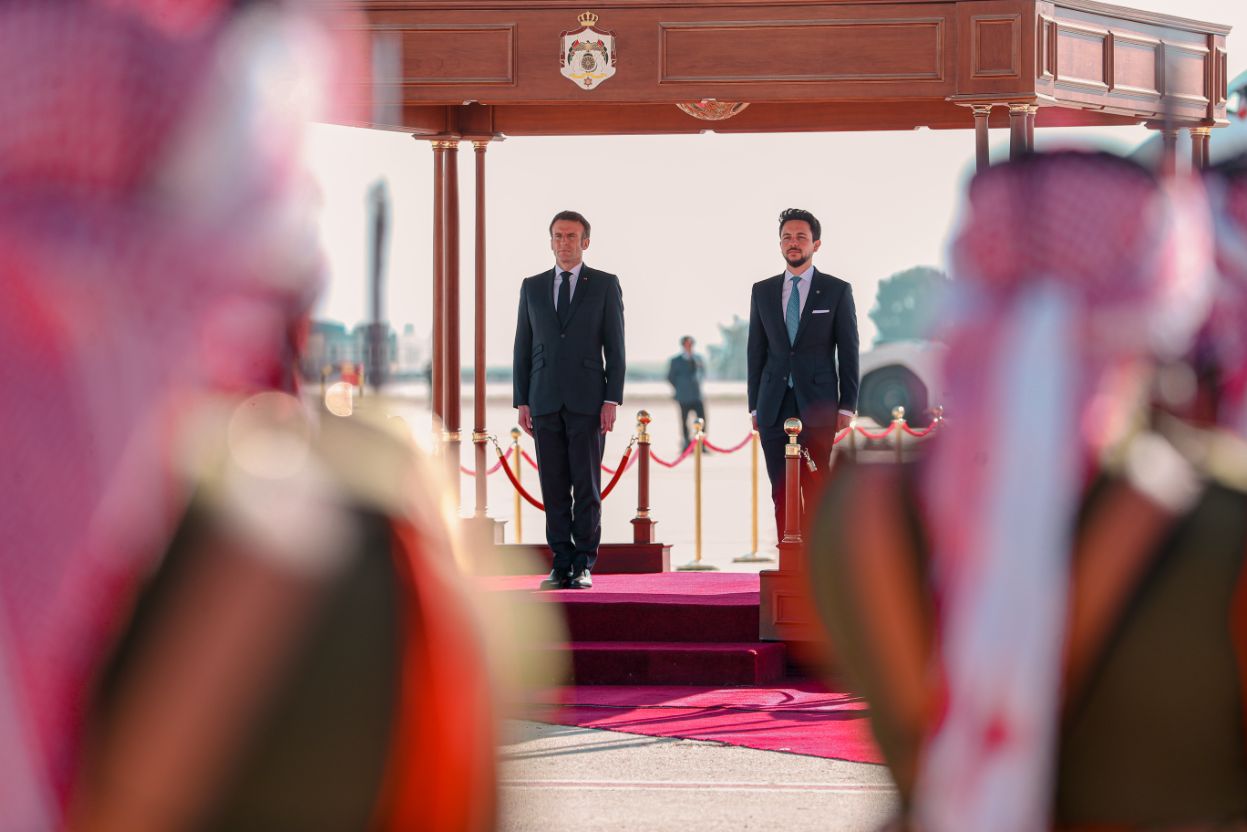 ‫ولي العهد يستقبل الرئيس الفرنسي لدى وصوله المملكة‬