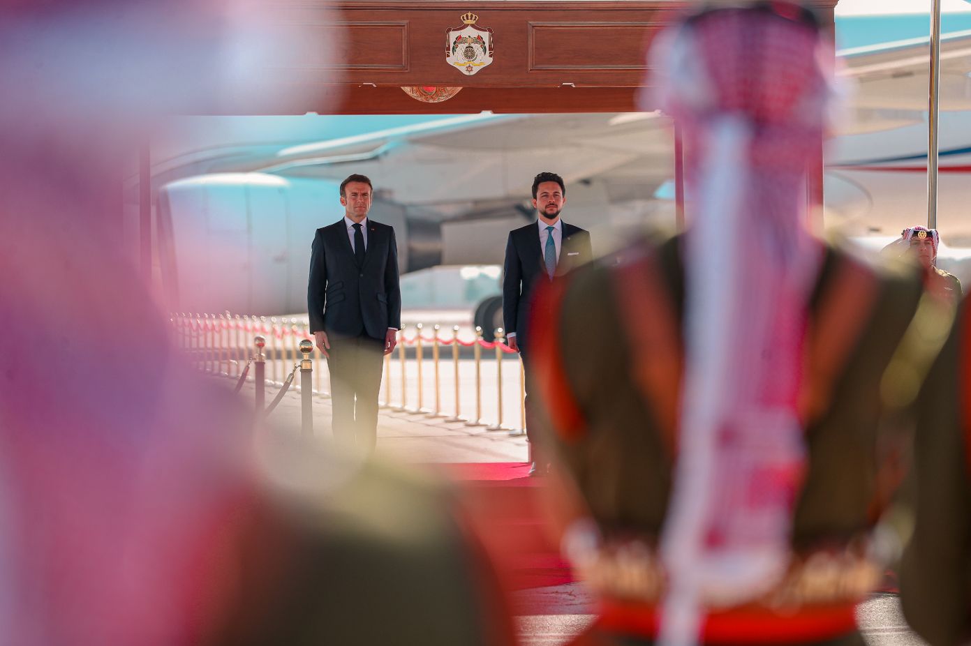 ‫ولي العهد يستقبل الرئيس الفرنسي لدى وصوله المملكة‬