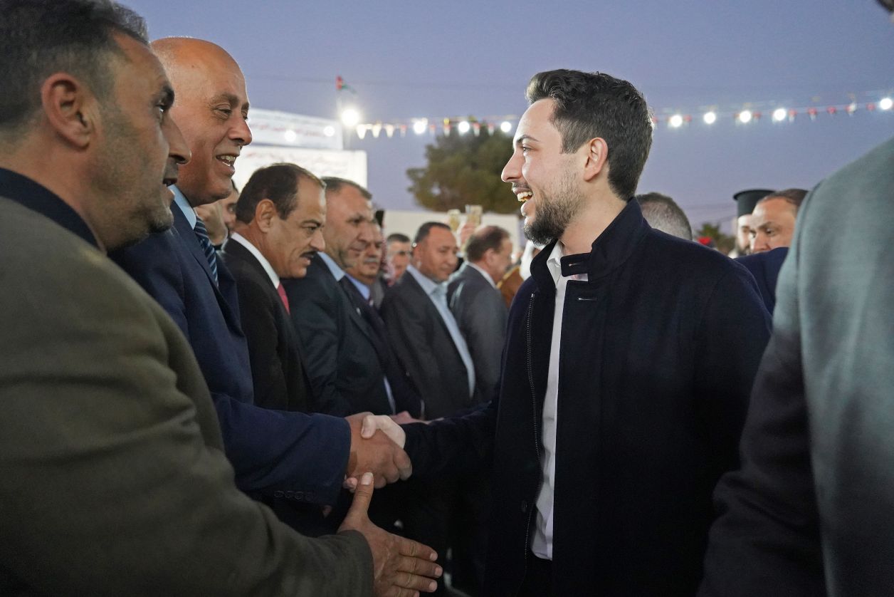 ولي العهد يشارك أبناء الطوائف المسيحية بإضاءة شجرة عيد الميلاد بالكرك