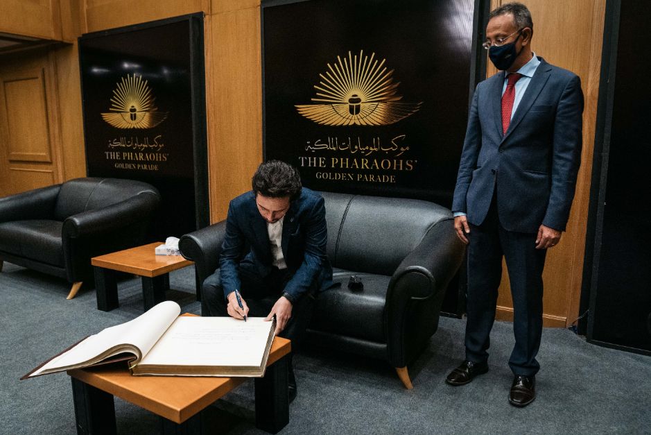 ولي العهد يزور المتحف القومي للحضارة المصرية في القاهرة
