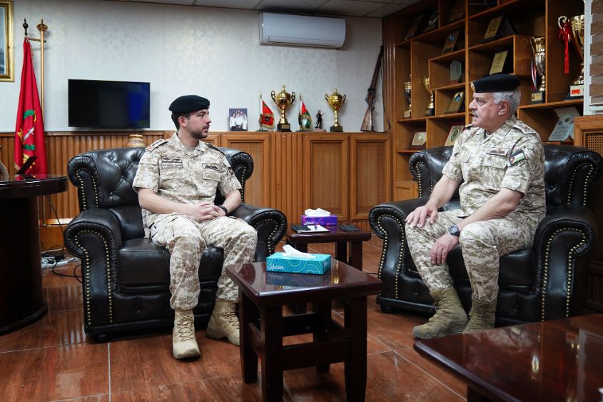 ولي العهد يزور قيادة المنطقة العسكرية الشمالية