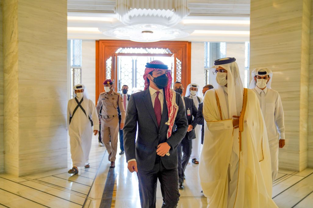 ولي العهد يلتقي أمير دولة قطر في الدوحة