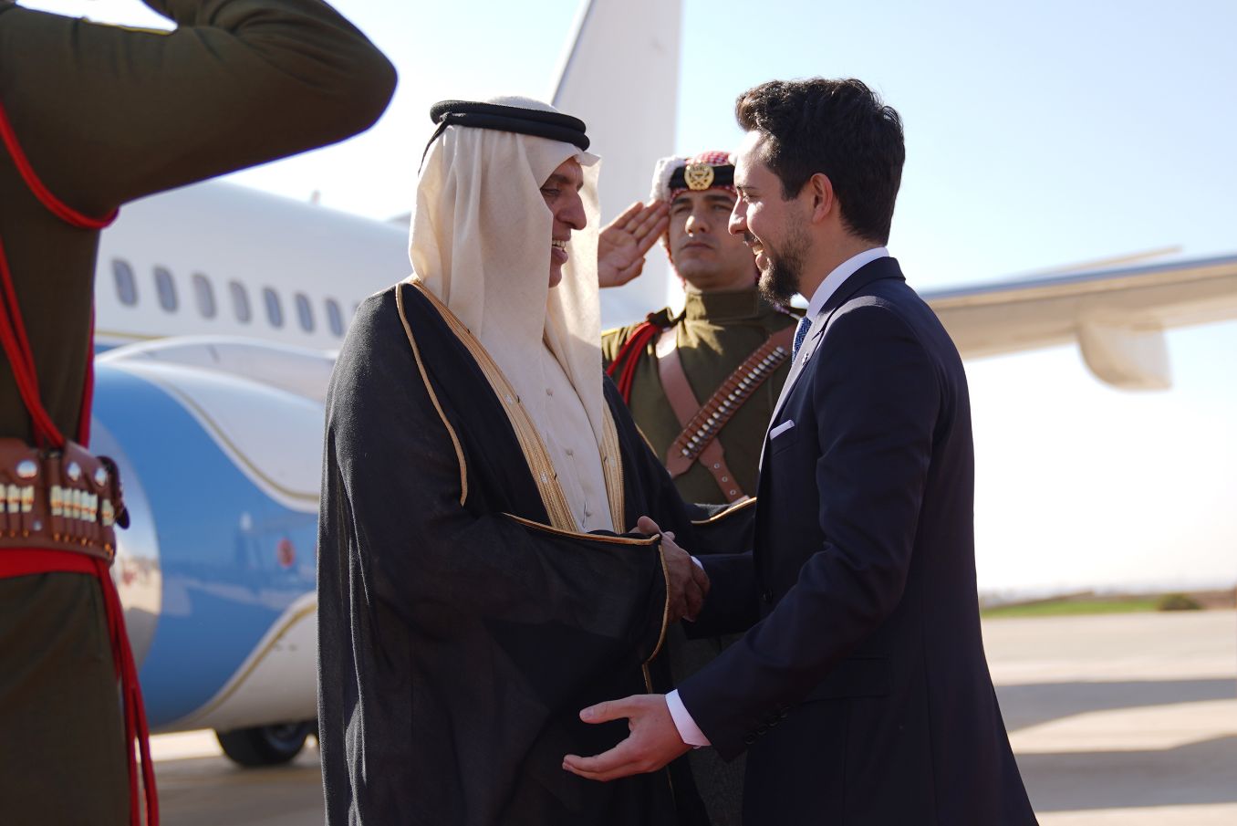 ولي العهد يستقبل حاكم رأس الخيمة لدى وصوله المملكة