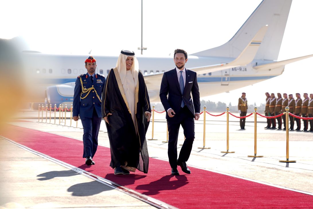 ‫ولي العهد يستقبل حاكم رأس الخيمة لدى وصوله المملكة‬