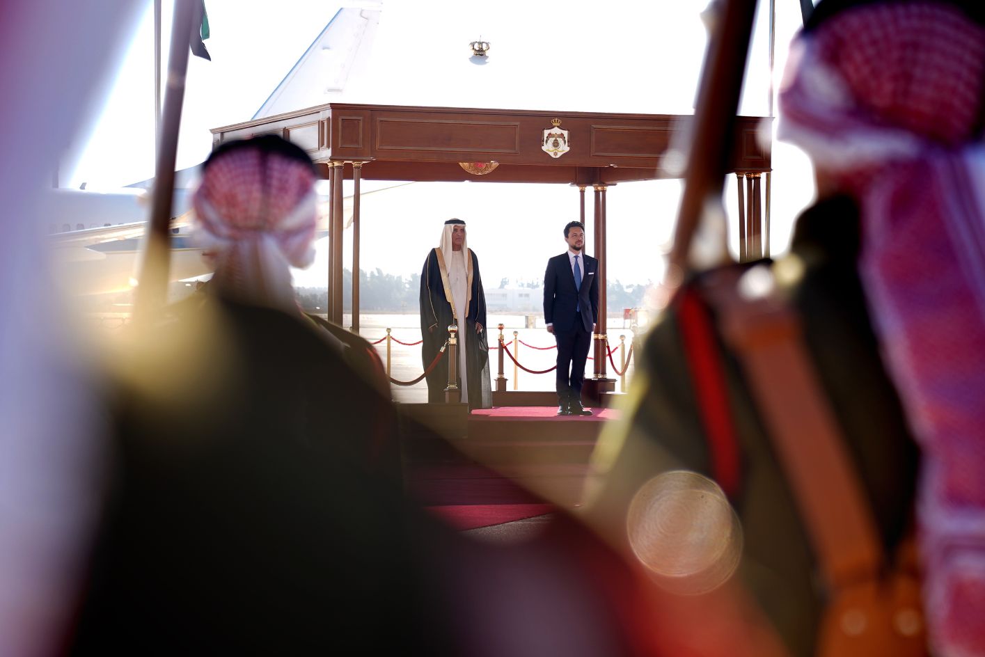 ‫ولي العهد يستقبل حاكم رأس الخيمة لدى وصوله المملكة‬