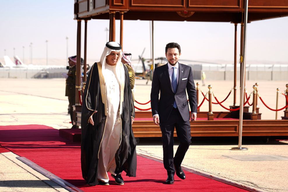 ‫ولي العهد يستقبل حاكم رأس الخيمة لدى وصوله المملكة‬