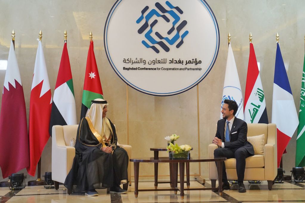 ‫ولي العهد يستقبل حاكم رأس الخيمة لدى وصوله المملكة‬