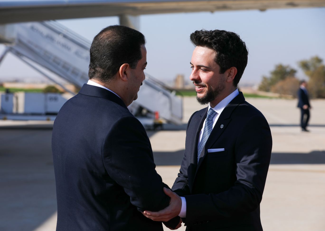 ولي العهد يستقبل رئيس مجلس الوزراء العراقي لدى وصوله المملكة