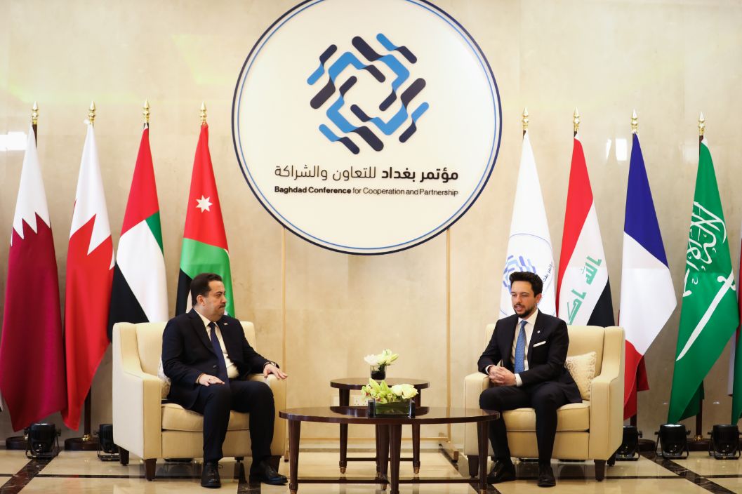 ولي العهد يستقبل رئيس مجلس الوزراء العراقي لدى وصوله المملكة