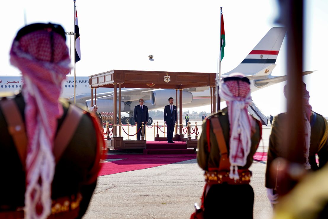 ‫ولي العهد يستقبل الرئيس المصري لدى وصوله المملكة‬