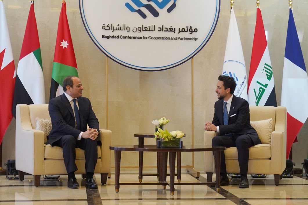 ‫ولي العهد يستقبل الرئيس المصري لدى وصوله المملكة‬