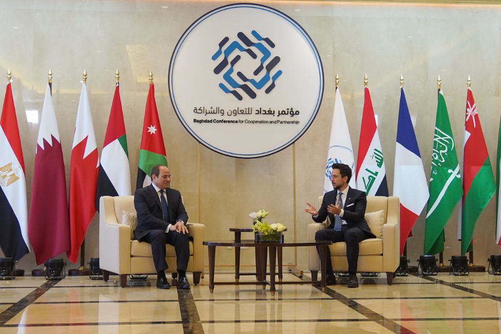 ‫ولي العهد يستقبل الرئيس المصري لدى وصوله المملكة‬