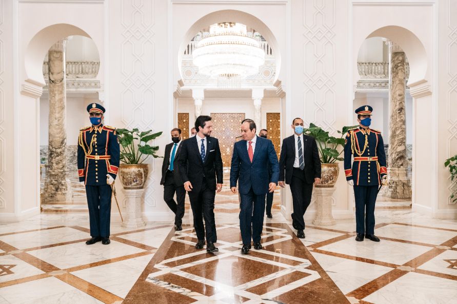 ولي العهد يلتقي الرئيس المصري في القاهرة