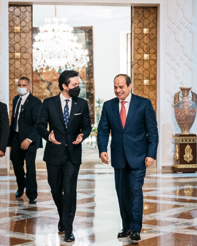 ولي العهد يلتقي الرئيس المصري في القاهرة