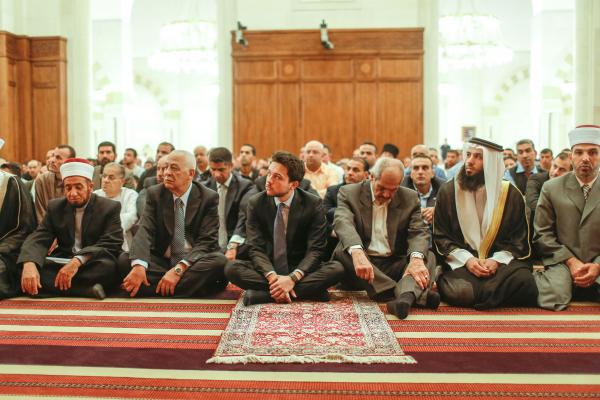 نائب جلالة الملك يشارك جموع المصليين أداء صلاة الجمعة