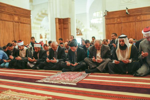 نائب جلالة الملك يشارك جموع المصليين أداء صلاة الجمعة