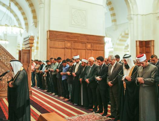 نائب جلالة الملك يشارك جموع المصليين أداء صلاة الجمعة