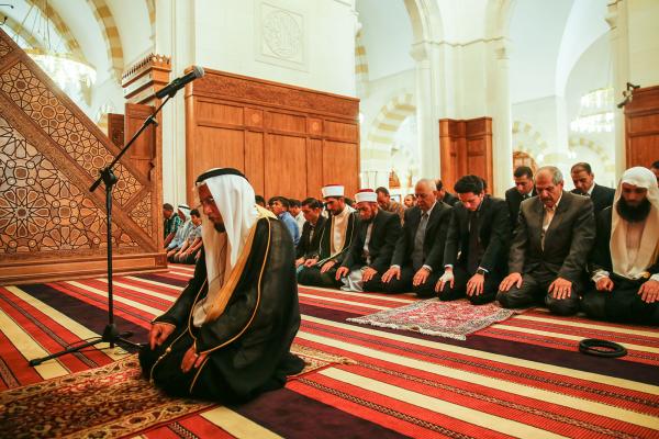 نائب جلالة الملك يشارك جموع المصليين أداء صلاة الجمعة