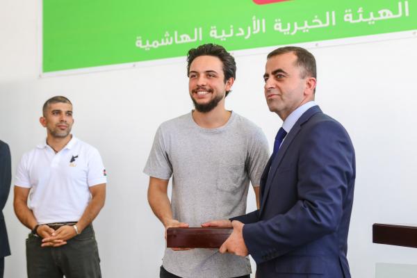 سمو ولي العهد يشارك متطوعين في مبادرة بنك الملابس الخيري