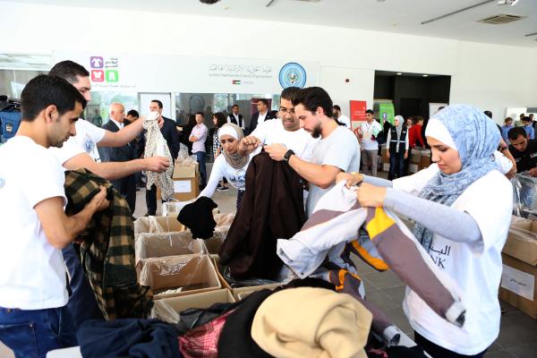 سمو ولي العهد يشارك متطوعين في مبادرة بنك الملابس الخيري