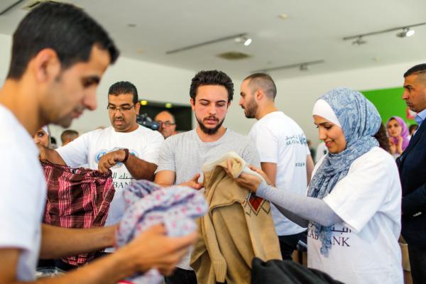سمو ولي العهد يشارك متطوعين في مبادرة بنك الملابس الخيري
