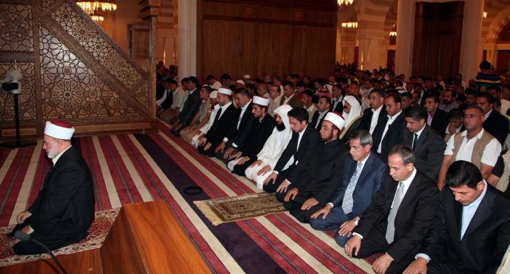 ولي العهد يؤدي صلاة عيد الفطر