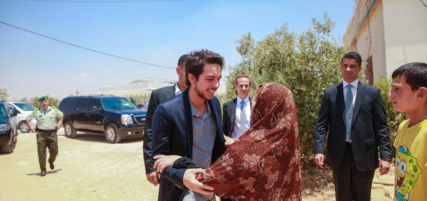 ولي العهد يزور مركز زراعة القوقعة في مستشفى الملك المؤسس ويتفقد أسرتين في قرية البويضة