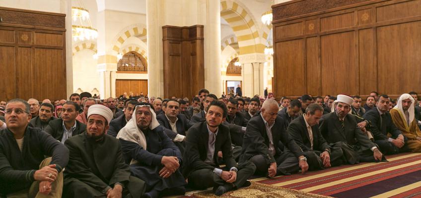 Crown Prince performs Friday prayers at King Hussein Mosque