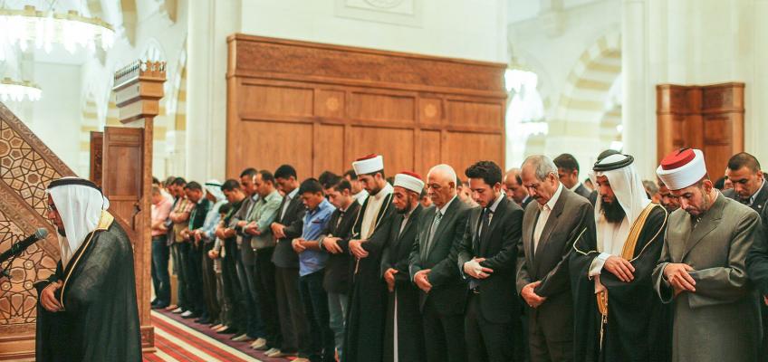 نائب جلالة الملك يشارك جموع المصليين أداء صلاة الجمعة