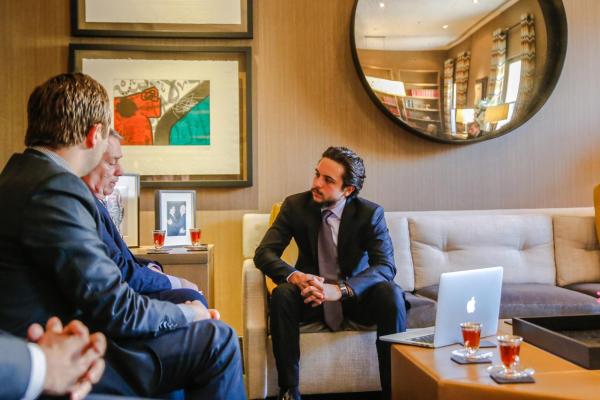 ولي العهد يستقبل رئيس مجلس إدارة مؤسسة "بريك ثرو برايز"