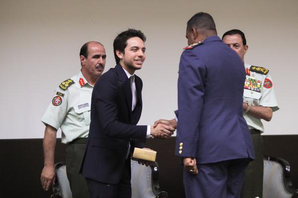 مندوبا عن جلالة الملك ولي العهد يرعى حفل تخريج دورة كلية القيادة والأركان