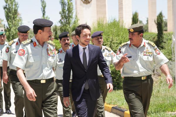 مندوبا عن جلالة الملك ولي العهد يرعى حفل تخريج دورة كلية القيادة والأركان