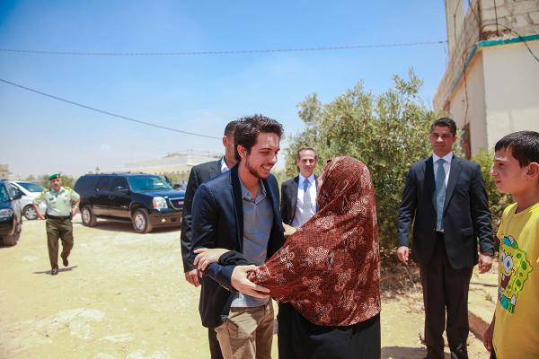 ولي العهد يزور مركز زراعة القوقعة في مستشفى الملك المؤسس ويتفقد أسرتين في قرية البويضة