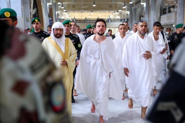 ولي العهد يؤدي مناسك العمرة