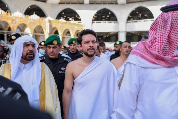 ولي العهد يؤدي مناسك العمرة