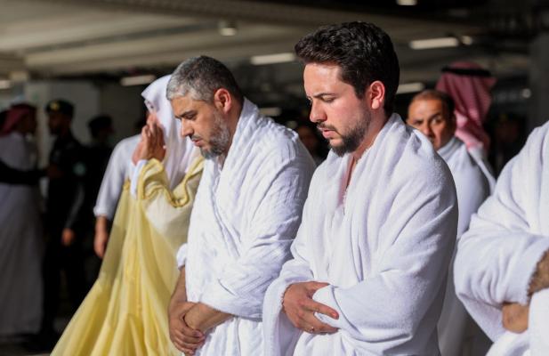 ولي العهد يؤدي مناسك العمرة