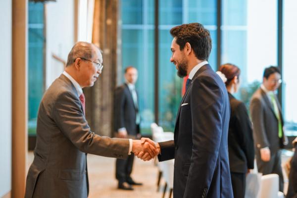 ولي العهد يلتقي مؤسس شركة يابانية بمجال إدارة الأعمال الزراعية