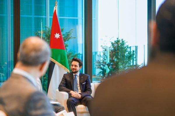 ولي العهد يلتقي مؤسس شركة يابانية بمجال إدارة الأعمال الزراعية