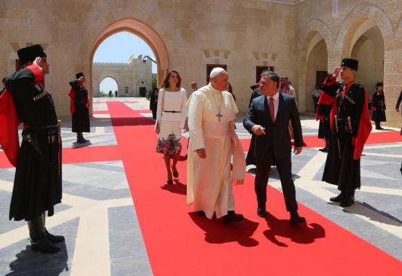 الملك والملكة وولي العهد يستقبلون قداسة البابا