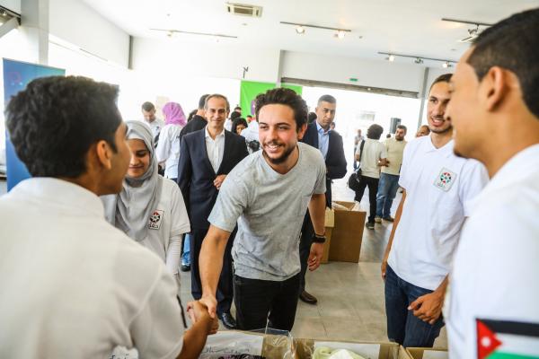 سمو ولي العهد يشارك متطوعين في مبادرة بنك الملابس الخيري