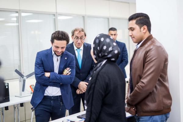 ولي العهد يزور جامعة الحسين التقنية ويطلع على برامجها