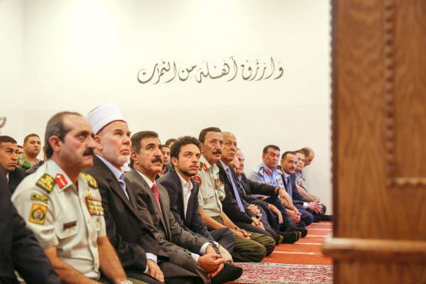 نائب الملك يؤدي صلاة عيد الفطر في مسجد الحرس الملكي الخاص بالعقبة