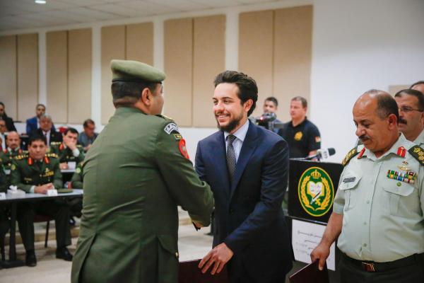 مندوباً عن الملك.. ولي العهد يرعى تخريج دورتي الدفاع الوطني والحرب