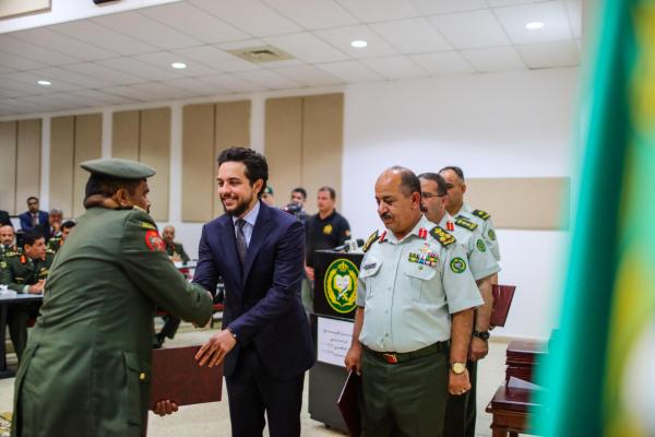 مندوباً عن الملك.. ولي العهد يرعى تخريج دورتي الدفاع الوطني والحرب