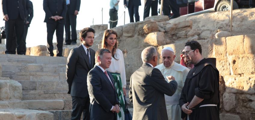 الملك والملكة وولي العهد يرافقون قداسة البابا فرنسيس إلى موقع معمودية السيد المسيح